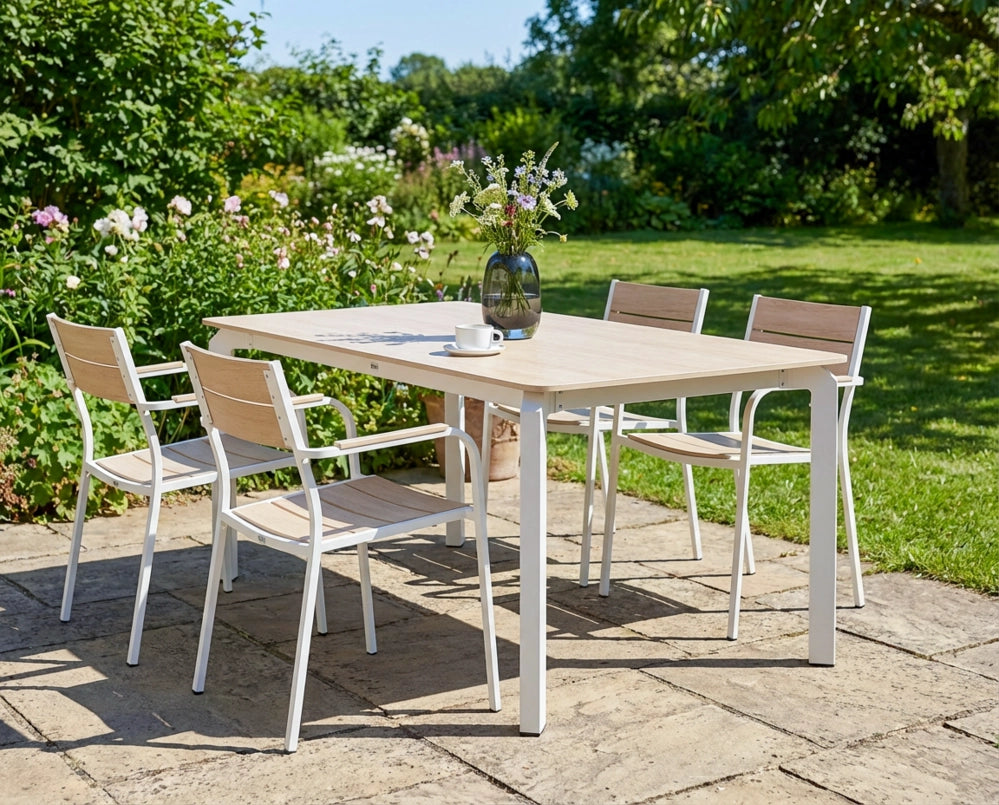 Tavolo da pranzo da giardino piano in pietra sinterizzata effetto travertino opaco e struttura in ferro resistente ai raggi UV e alla ruggine interni ed esterni