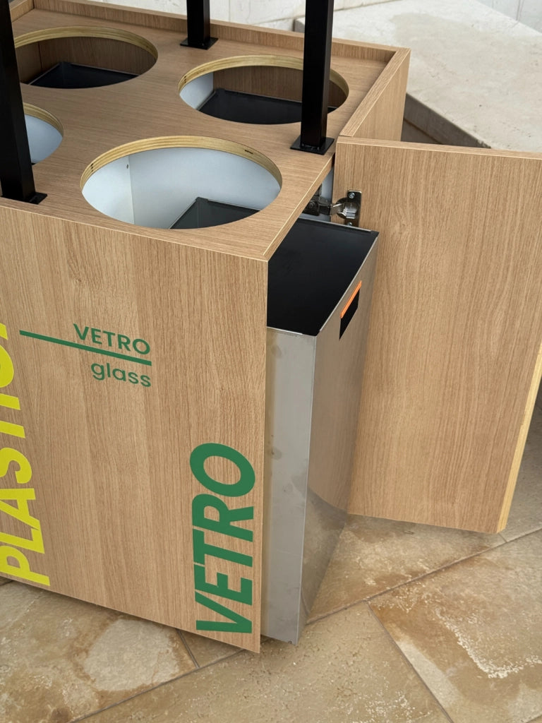 Porta Rifiuti per Raccolta Differenziata in Legno – Mobile con Svuota Vassoi – 4 Scomparti con Cestini in Acciaio Inox Estraibili – 70x70x110 cm