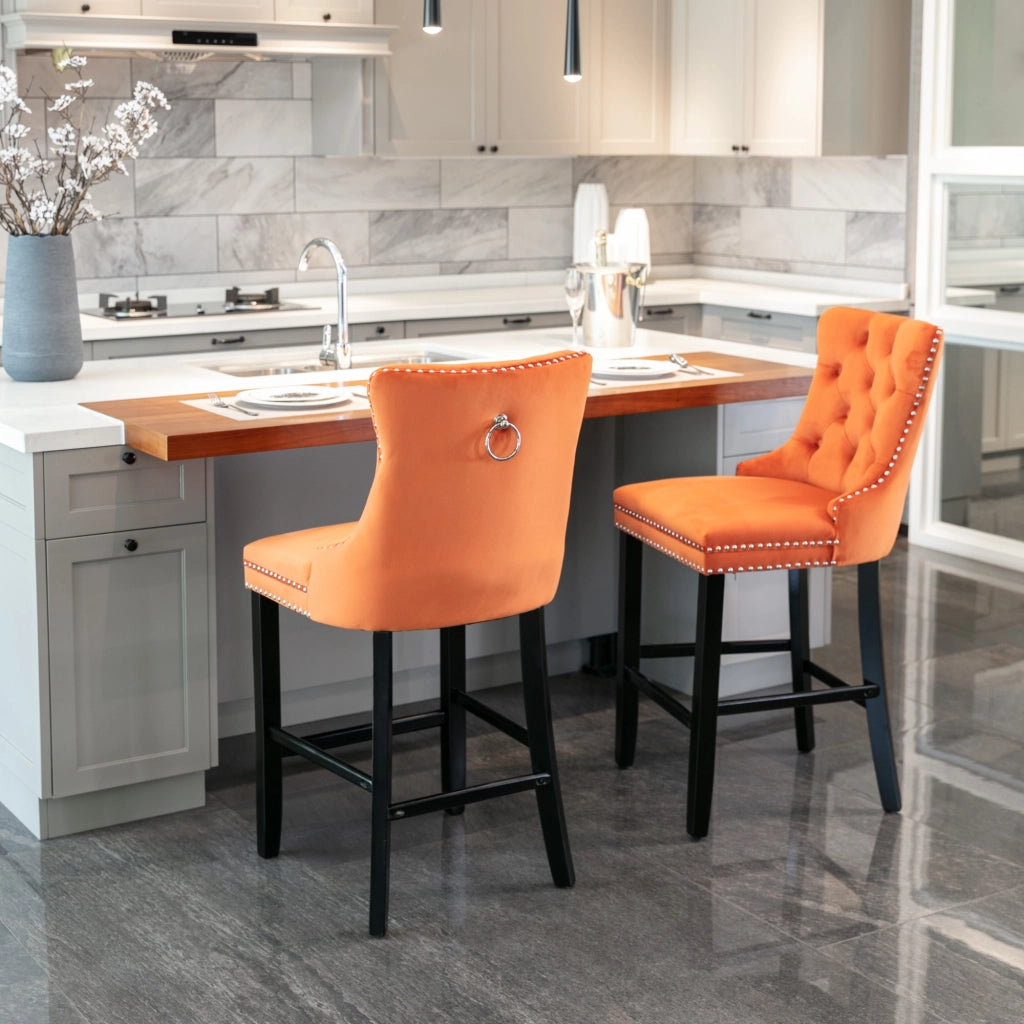 Taburetti da bar in velluto con schienale alto e dettagli rivettati, gambe in legno, stile moderno, arancione