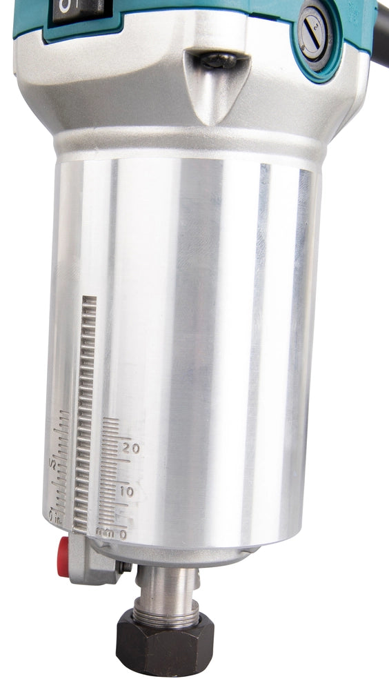 Makita RT0702C – Rifilatore 710W con Base Standard, Pinza e Chiavi