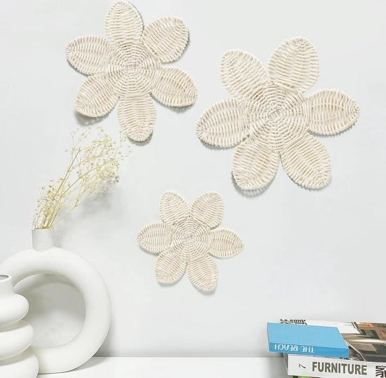 Decorazione per parete in stile boho con fiori di rattan per un'atmosfera unica
