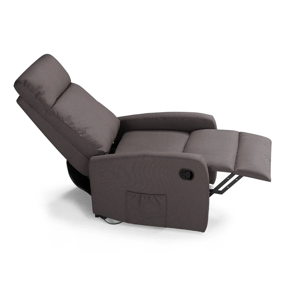 Poltrona relax manuale Seattle per anziani con poggiapiedi, sistema reclinazione, dimensioni contenute ideale per piccoli spazi, rivestimento in tessuto antimacchia idrorepellente, colore Fango
