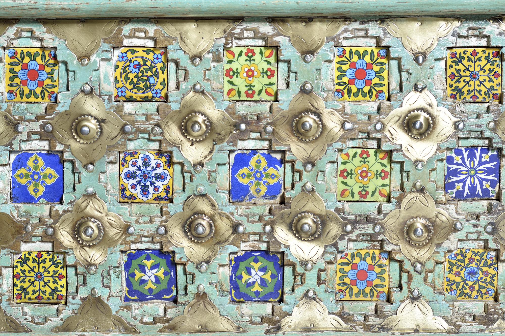 Cassapanca in massello di mango con particolari in maiolica e metallo