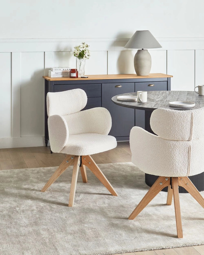 Sedia da pranzo girevole con schienale curvo in boucle beige chiaro stile scandinavo