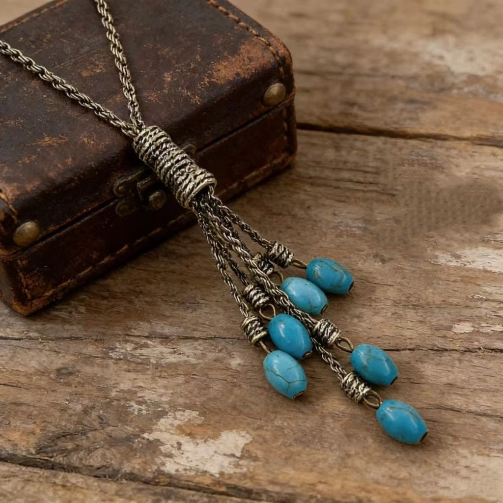 Collana con ciondolo a goccia in turchese naturale e nappa