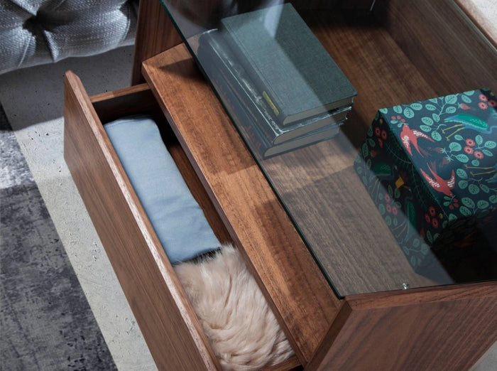 Comodino in noce con piano in vetro temperato