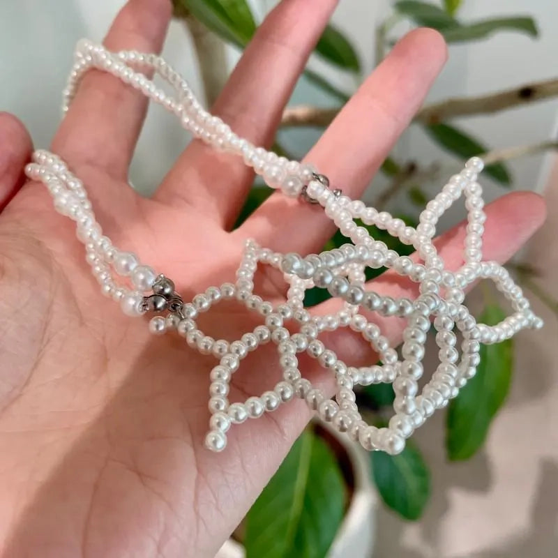 Collana con fiore di perle intrecciato a mano, regalo di Natale o di compleanno.