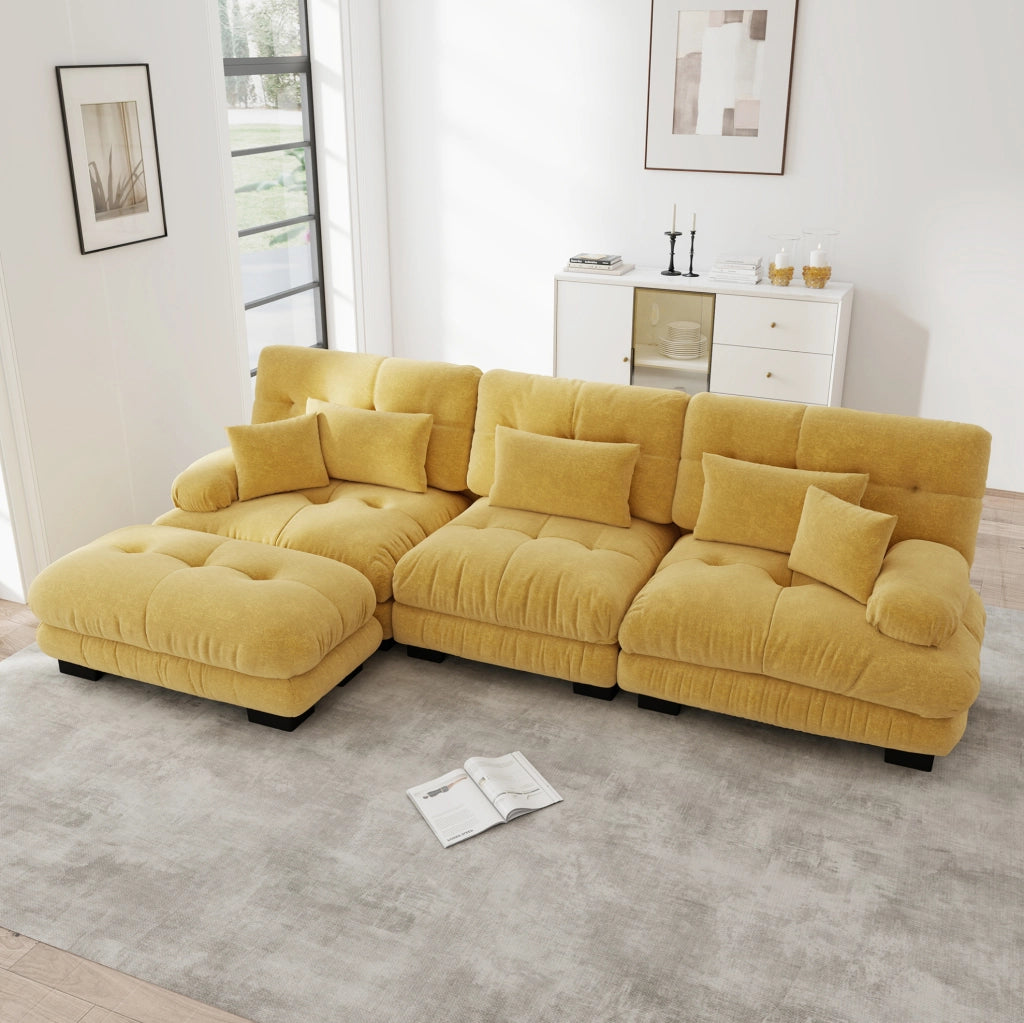 Divano modulare angolare con pouf mobili in ciniglia gialla; seduta profonda stile cloud