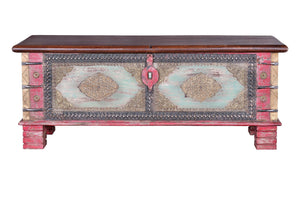 Cassapanca in massello di mango intagliato e particolari in ottone