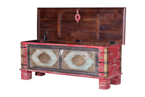 Cassapanca in massello di mango intagliato e particolari in ottone