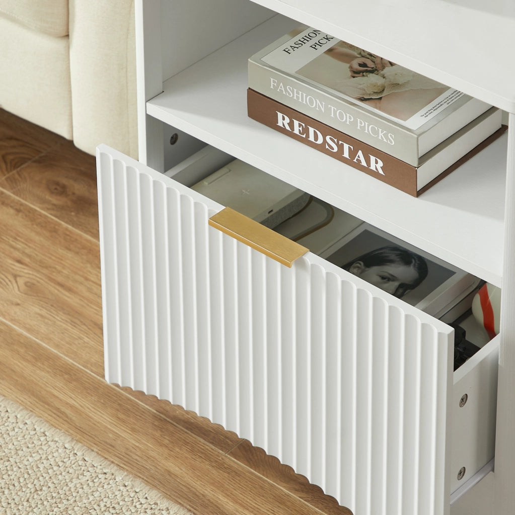 Comodino bianco 58 cm con vano aperto e maniglia dorata