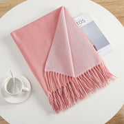 Elegante e semplice sciarpa calda in cashmere a tinta unita, ideale per gli spostamenti quotidiani.