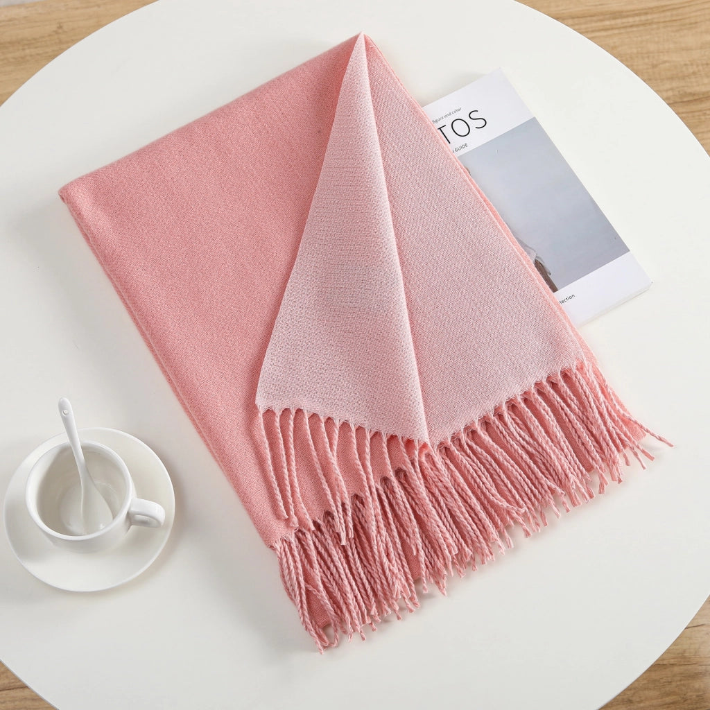 Elegante e semplice sciarpa calda in cashmere a tinta unita, ideale per gli spostamenti quotidiani.