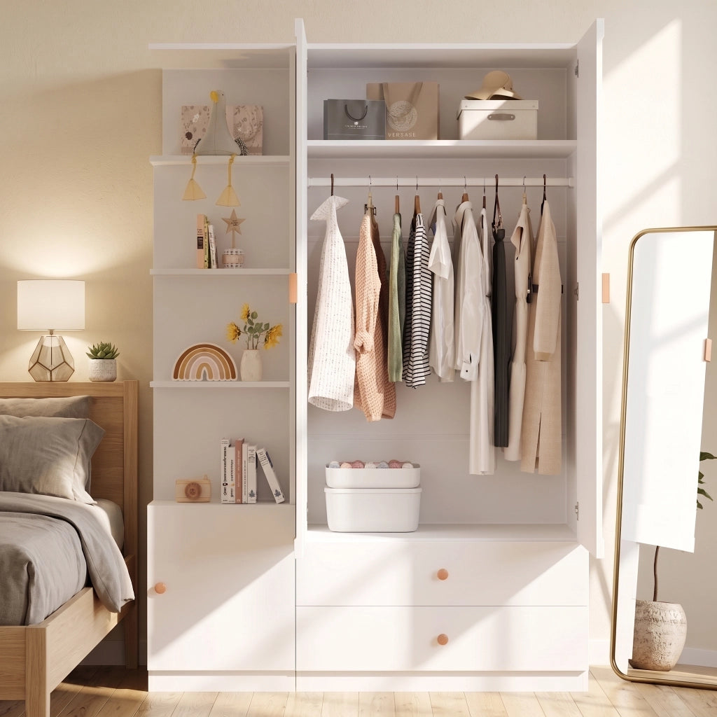 Armadio 200 x 135 x 45 cm; ante a battente; 2 aste appendiabiti; 2 cassetti; 4 maniglie in legno massello; ampio contenitore; bianco