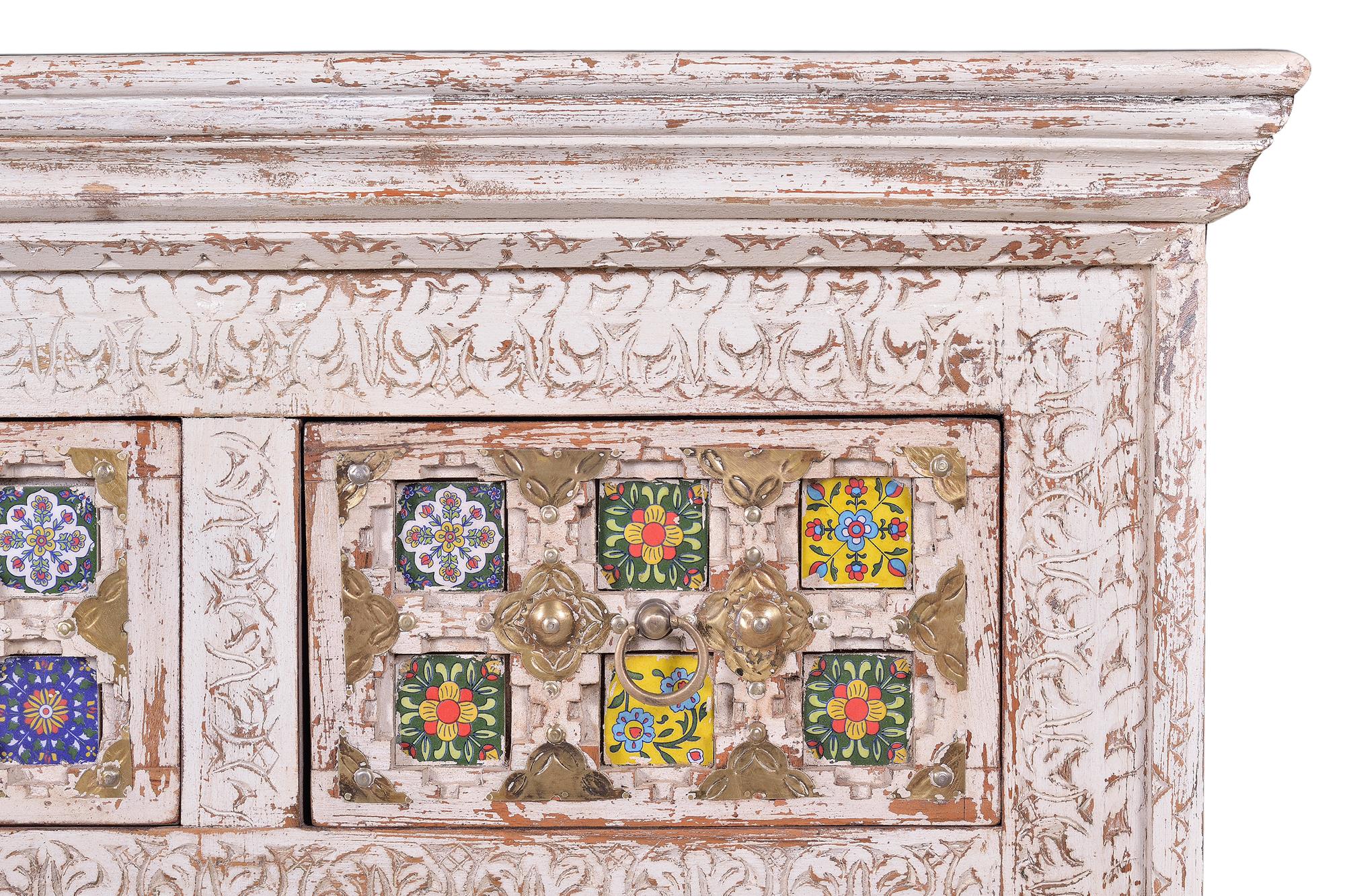 Comodino 4 ante in massello di mango intagliato