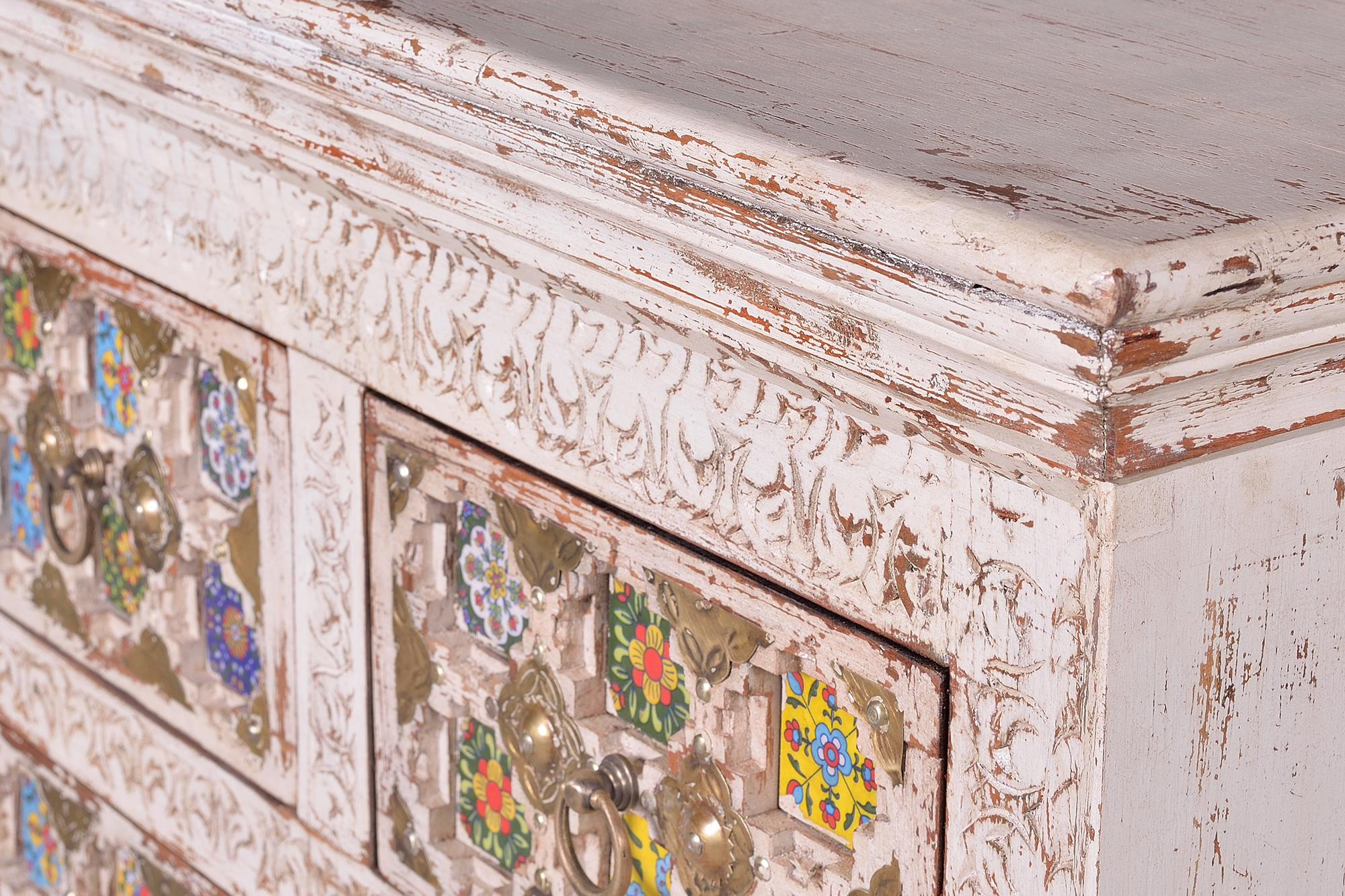 Comodino 4 ante in massello di mango intagliato