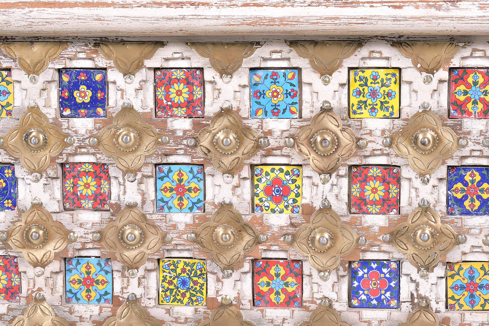 Cassapanca in massello di mango, maiolica e ottone