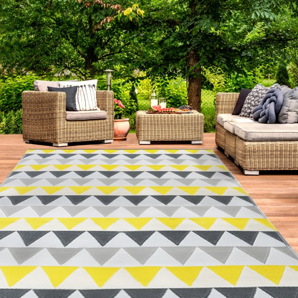IDMarket - Tappeto per esterni SARI triangoli grigio e giallo 270 x 370 CM