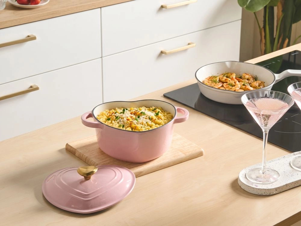 Casseruola rosa in ghisa smaltata con coperchio e manopola in acciaio inossidabile a forma di cuore adatta al forno e compatibile con tutti i tipi di piano cottura per la cucina
