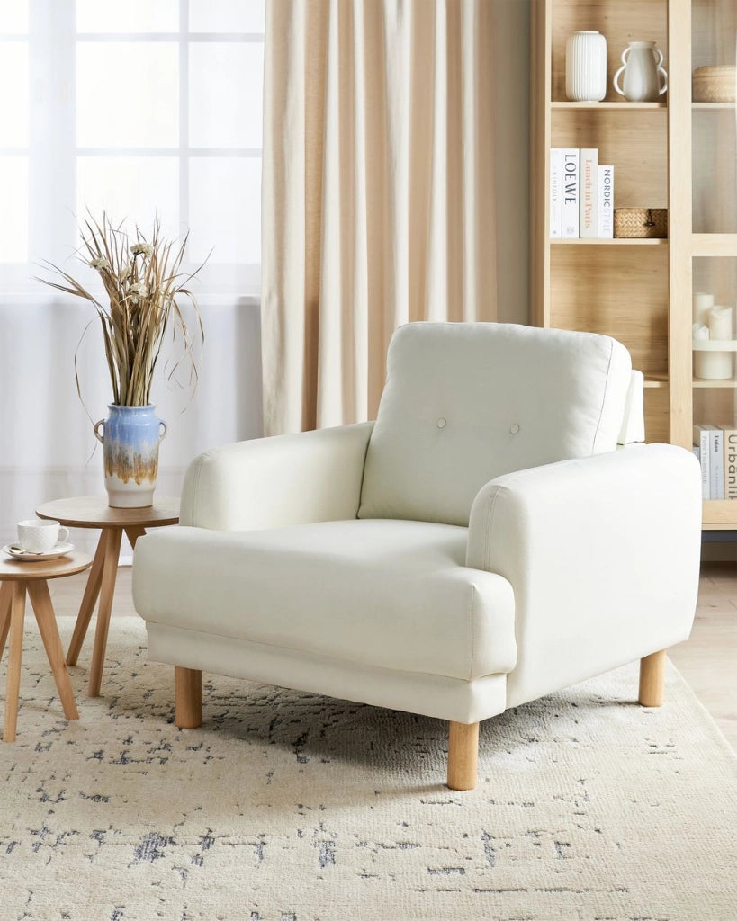 Poltrona retrò con rivestimento in poliestere gambe in legno spessa seduta in tessuto bianco sporco soggiorno moderno e minimalista