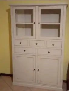 Credenza cristalliera in legno Shabby chic bianco anticato 5 cassetti