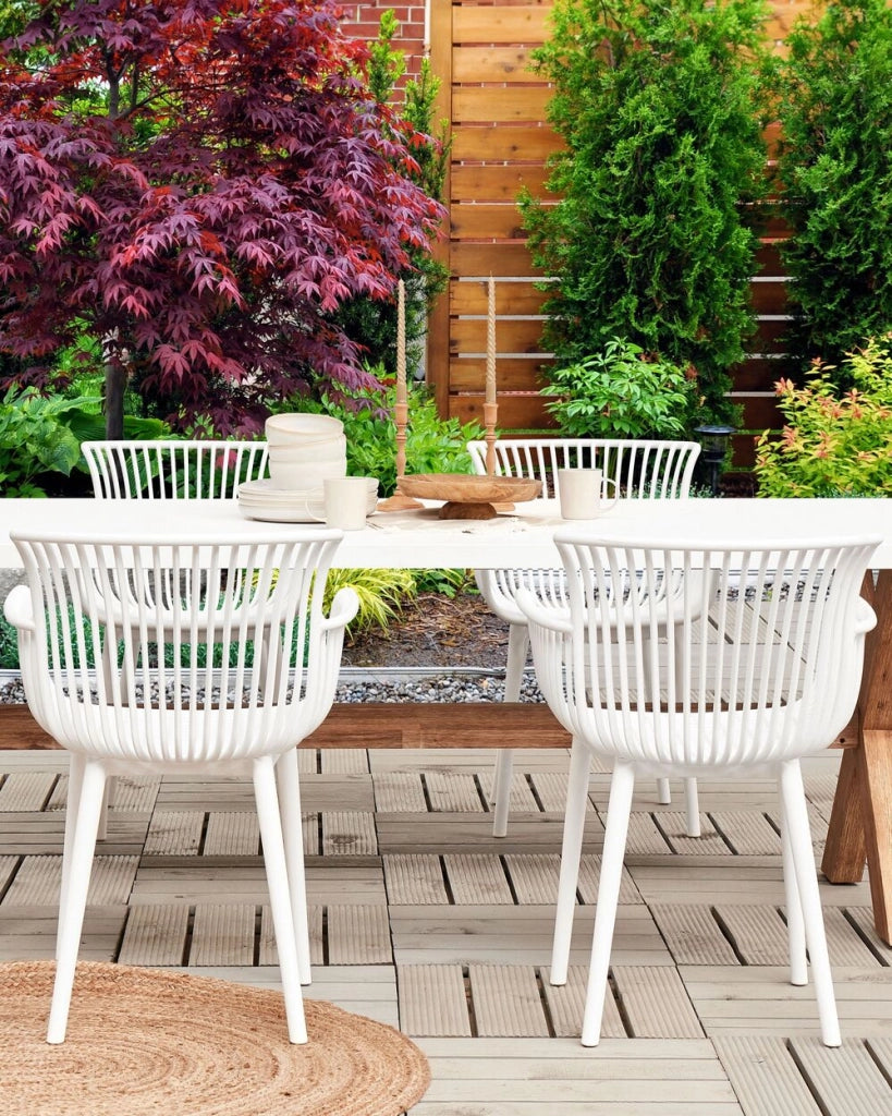 Set di 4 sedie da pranzo in plastica bianca per interni ed esterni da giardino con braccioli in stile minimalista