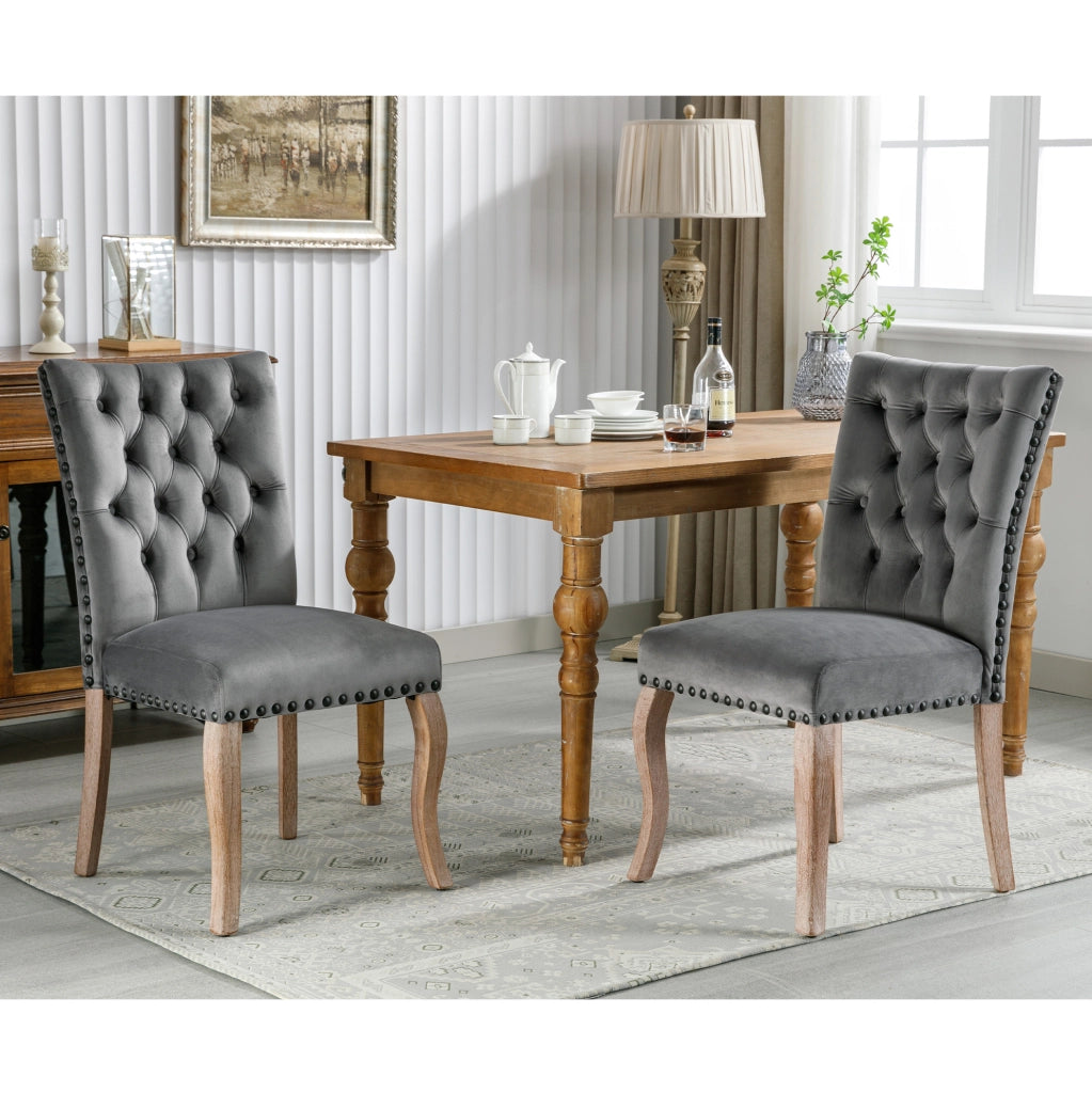 Sedia da pranzo in velluto grigio con schienale decorativo; struttura in legno massello