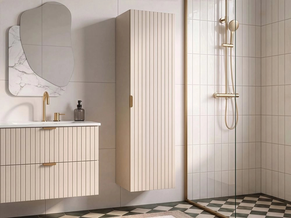 Mobile da bagno sospeso con struttura in MDF beige, 4 ripiani, frontali scanalati, stile glamour