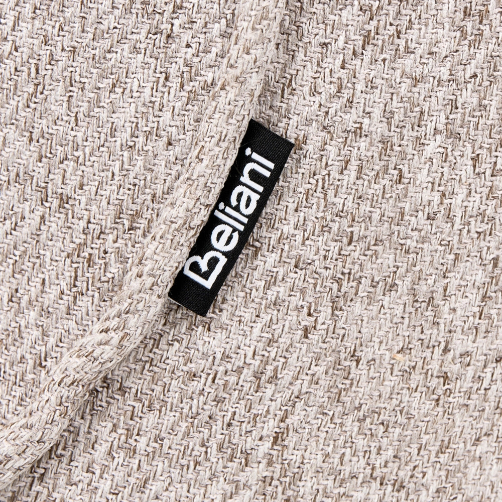 Poltrona in tessuto beige, seduta ampia, senza braccioli, struttura in metallo nero, complemento d'arredo moderno per il soggiorno