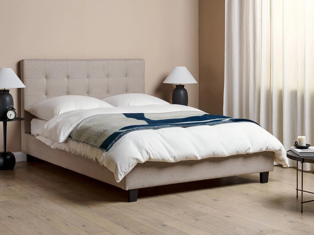 Letto imbottito tessuto grigio chiaro rete a doghe testiera trapuntata 140 x 200 cm