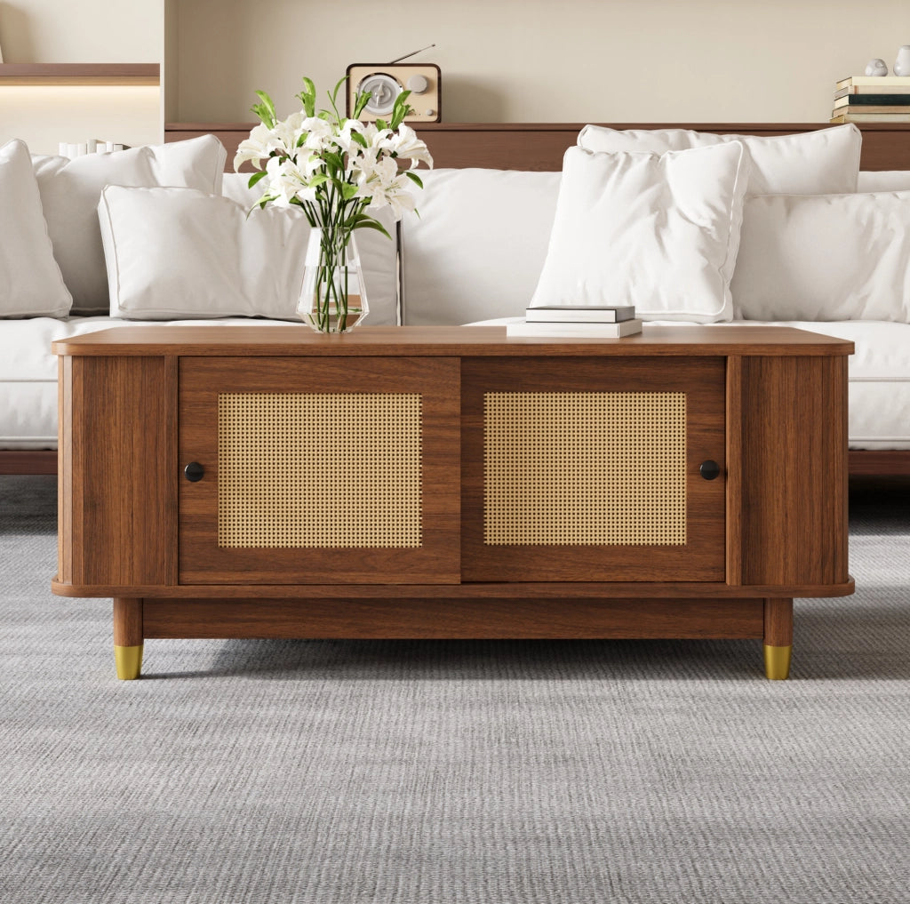 Tavolino da salotto con porte scorrevoli in rattan; vano contenitore; MDF; noce