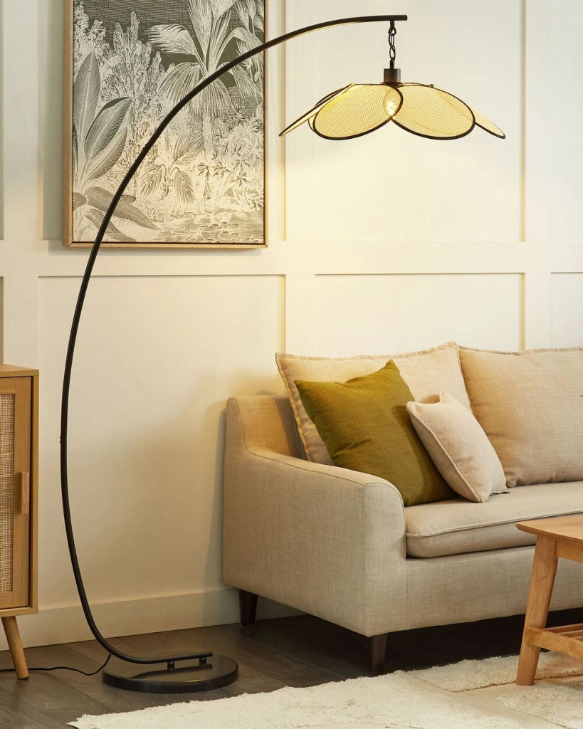 Lampada da terra ad arco in metallo nero con paralume in carta effetto rattan
