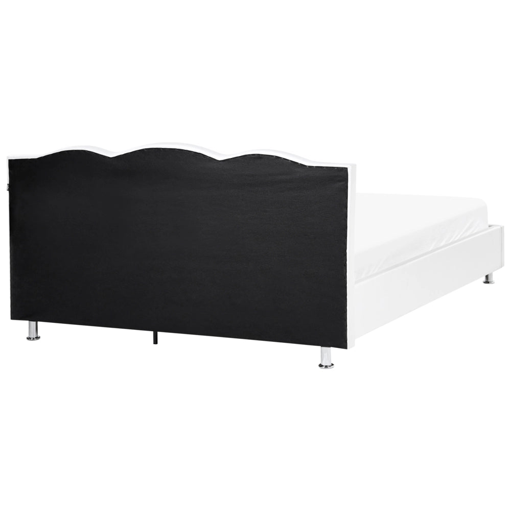 Letto 180 x 200 cm Struttura imbottita in ecopelle bianca con testiera con Bottoni in cristallo Poggiatesta