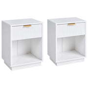Set di 2 comodini in MDF bianco con 1 cassetto con frontale scanalato e 1 ripiano maniglia dorata design moderno per camera da letto