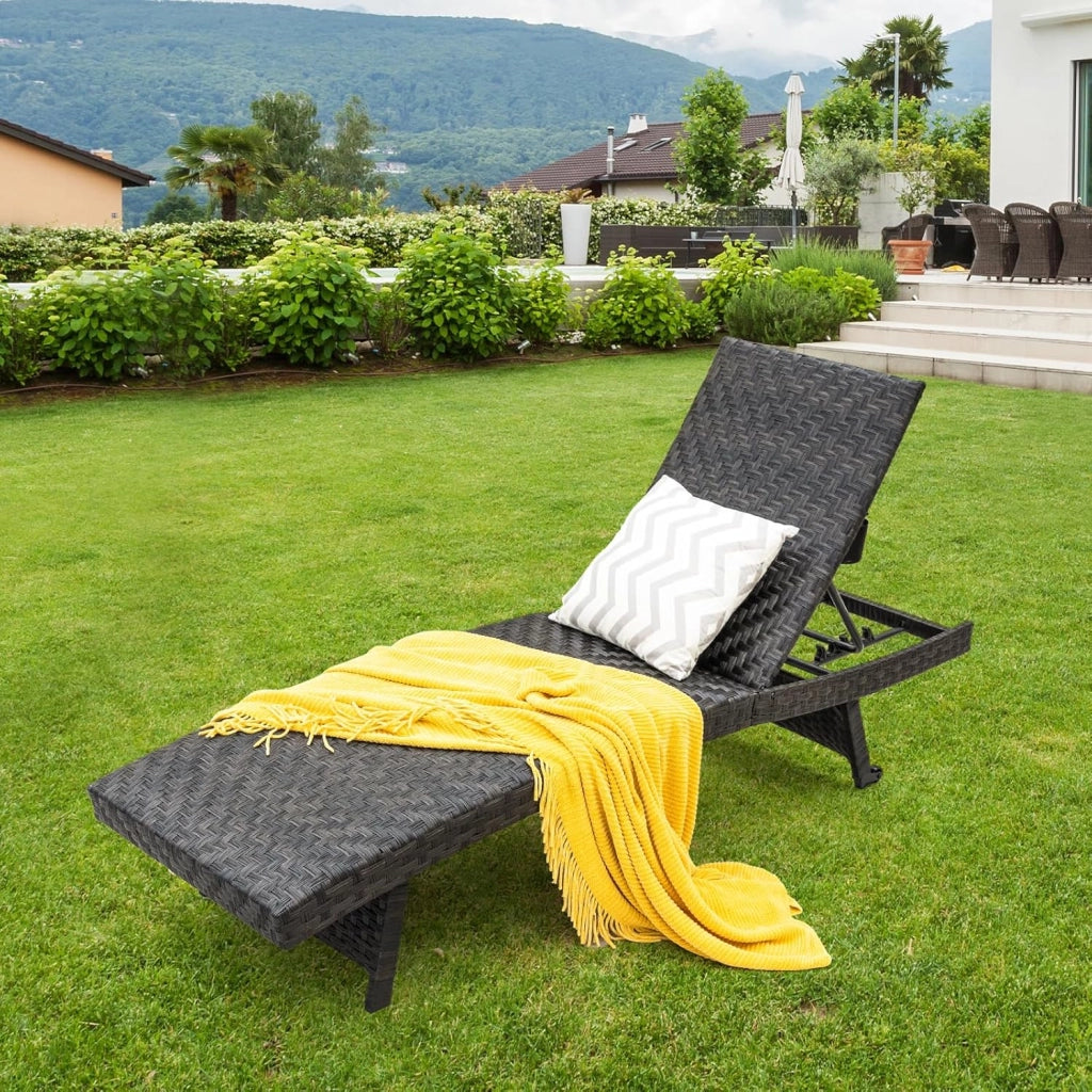 Lettino Prendisole in Rattan PE, Sdraio da Giardino Pieghevole con Schienale Regolabile, Schiuma ad Asciugatura Rapida e Due Ruote, Portata 150 kg, per Balcone Piscina