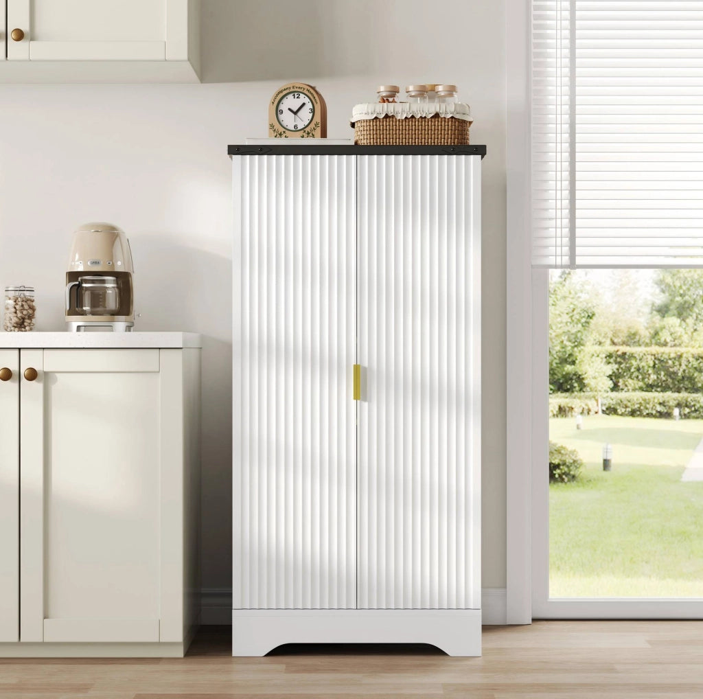 Credenza alta 120x60.5x40 cm con luce LED a sensore; ante scanalate in MDF bianco
