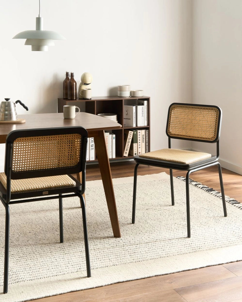 Set di 2 sedie da pranzo con seduta e schienale in rattan PE nero gambe in ferro senza braccioli cappucci protettivi design boho moderno