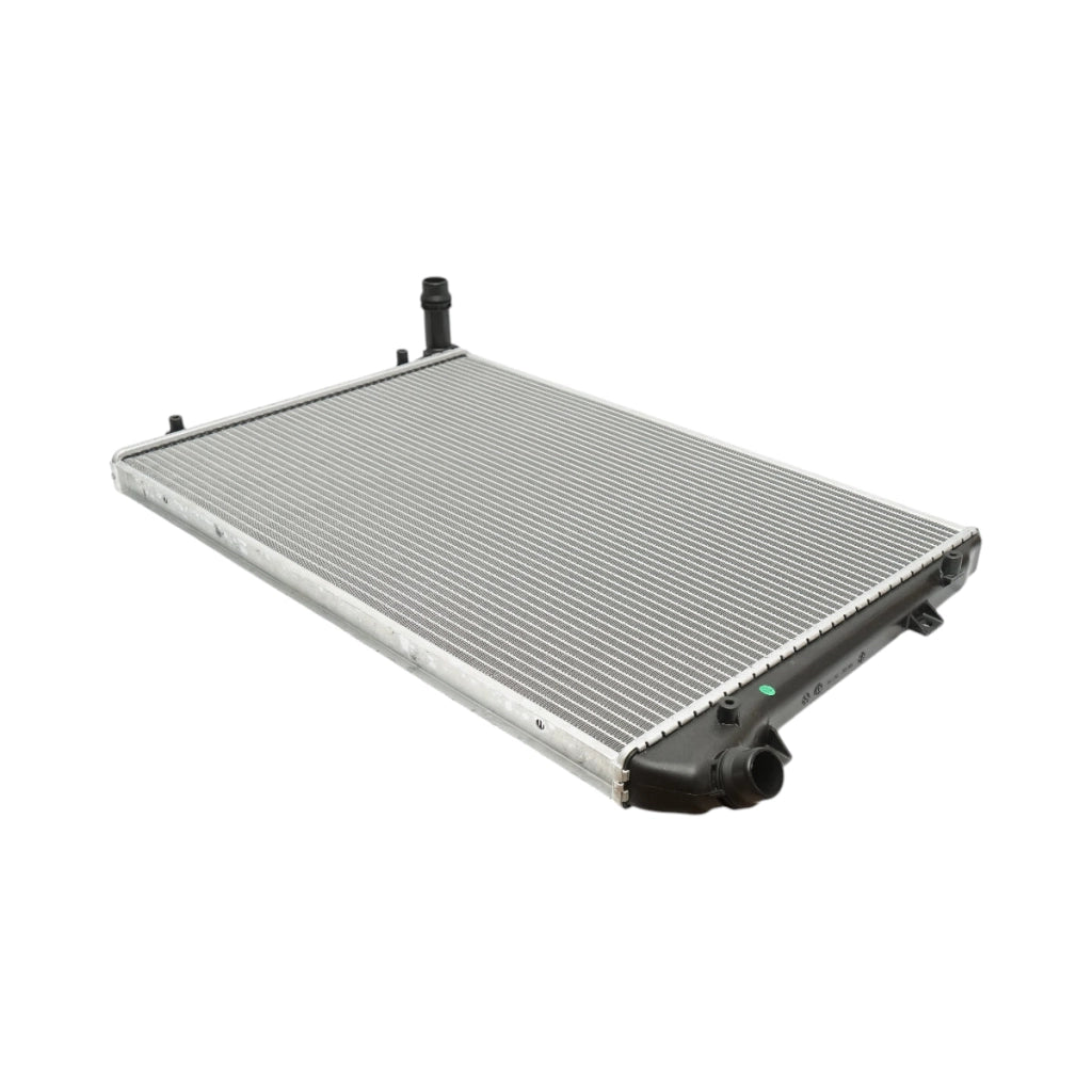 Radiatore raffreddamento acqua motore – VW, Audi, Skoda, Seat Dimensioni: 650 × 439 × 32 mm Codici OEM compatibili: 1K0121251AL, 1K0121251AN, 1K0121251BL, 1K0121251DP, 1K0121251EJ, 1924001042