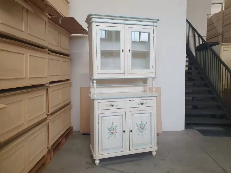 Cristalliera in legno 2 ante bianco invecchiato/decori filo azzurro104x43x208 - Mobili 2G