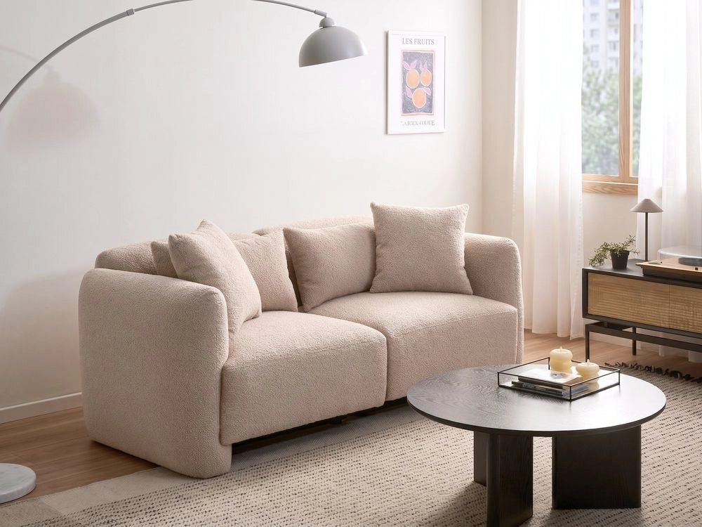 Divano imbottito minimalista a profilo ribassato a 3 posti con seduta profonda bouclè beige stile minimalista
