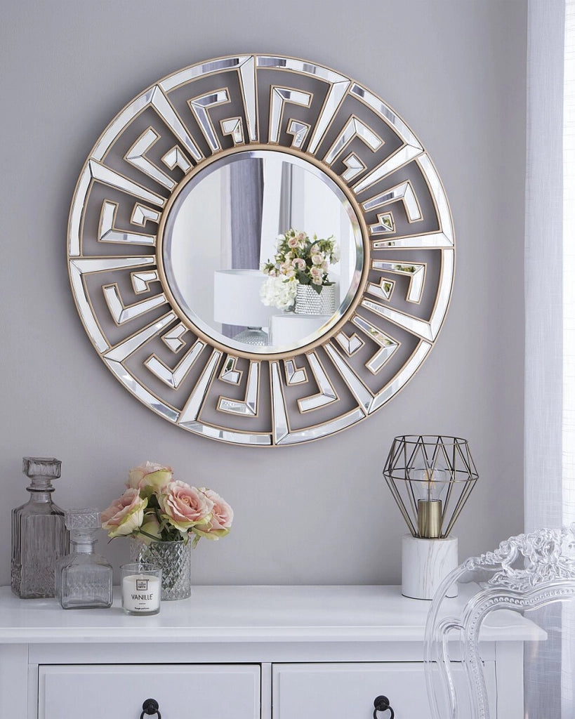 Specchio da parete dorato con cornice decorativa rotonda da 70 cm finitura lucida di ispirazione tribale geometrica