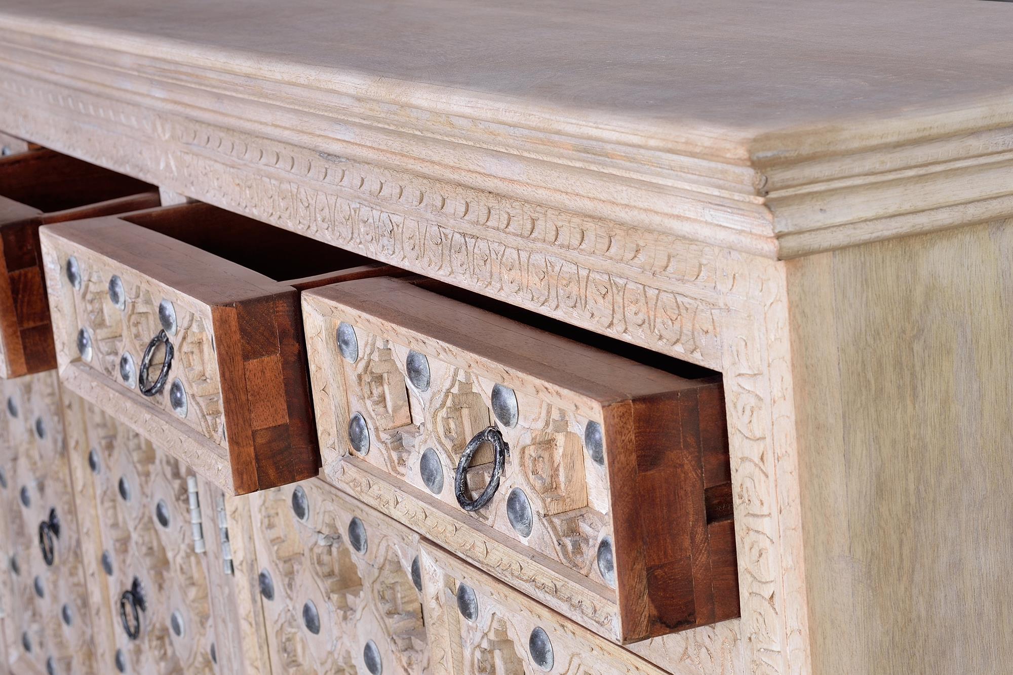 Credenza a 4 ante e 4 cassetti in massello di mango intagliato 