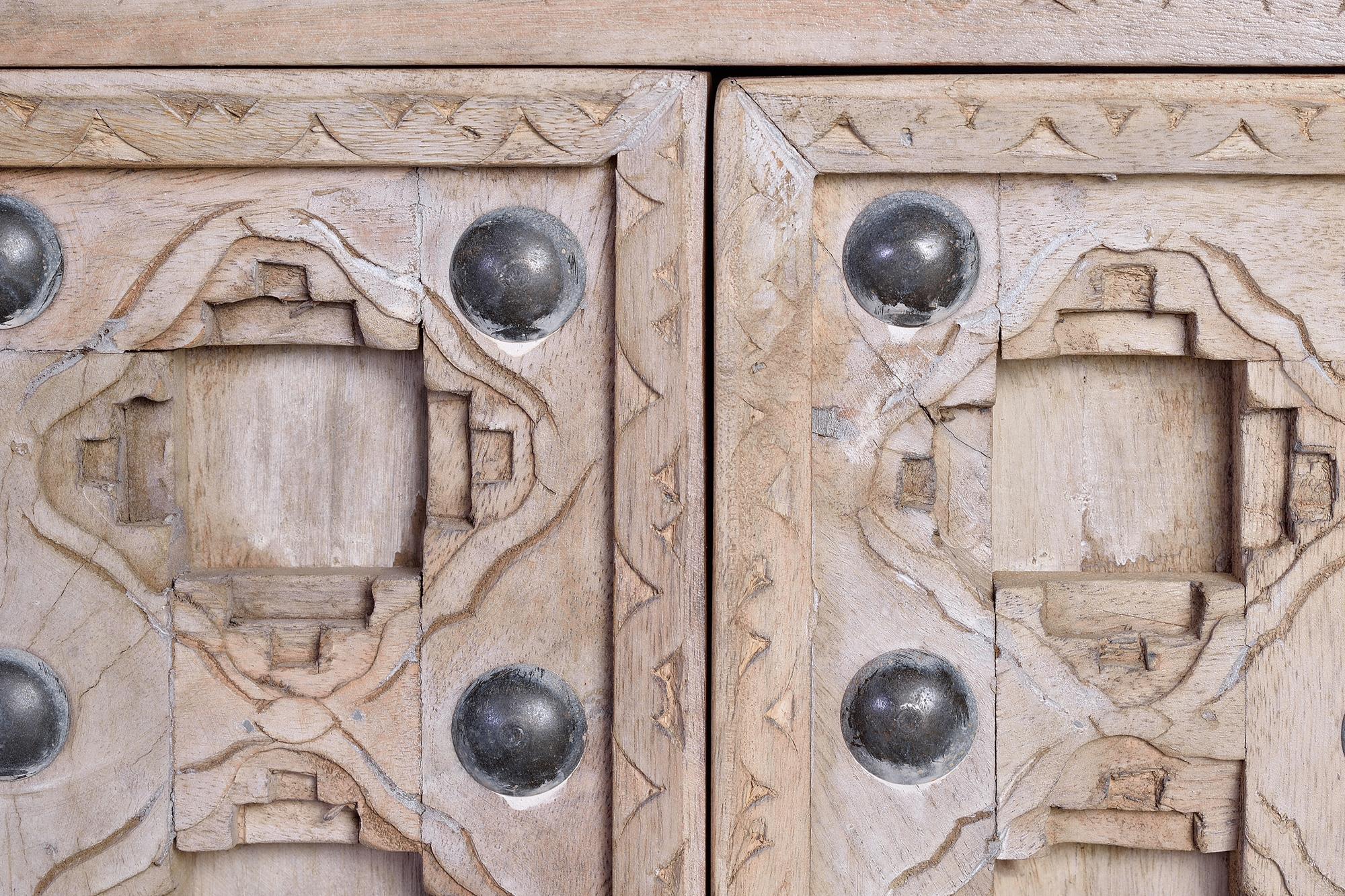 Credenza a 4 ante e 4 cassetti in massello di mango intagliato 