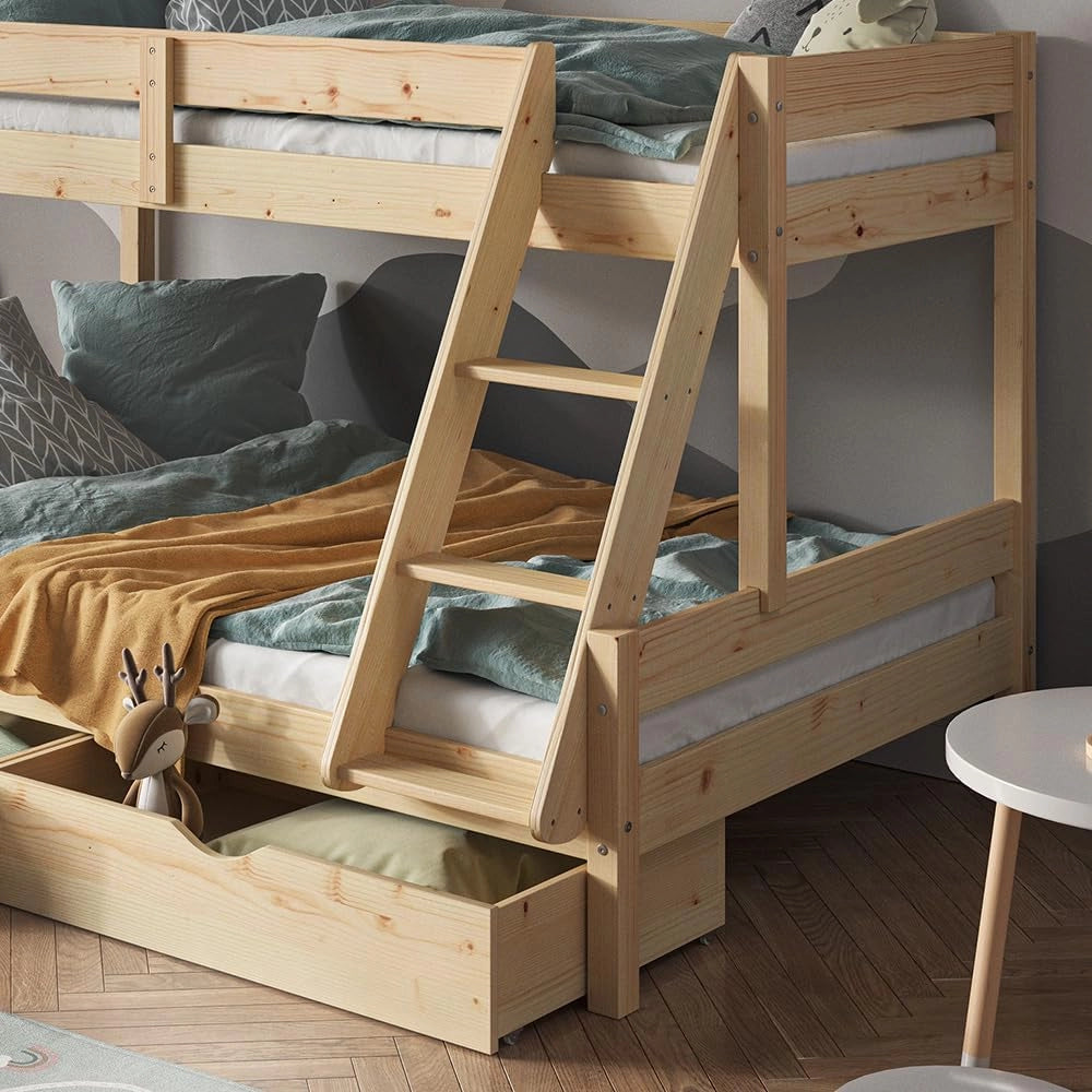 Letto a castello Everest, Legno naturale, 120x200 / 80x200 cm con 2 materassi e 2 cassetti, con scala integrata e sistema di doghe stabile