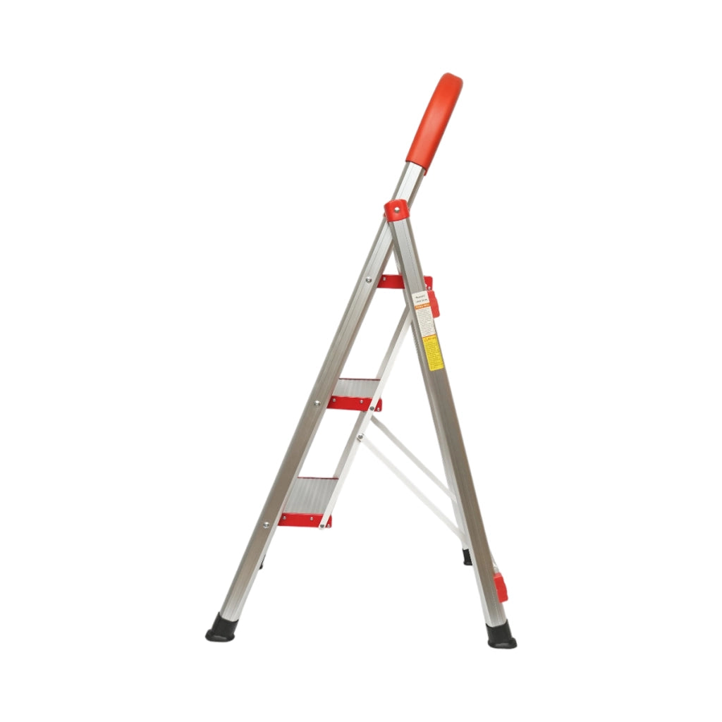 Scala pieghevole in alluminio, 3 gradini antiscivolo, altezza 68 cm, portata massima 130 kg.