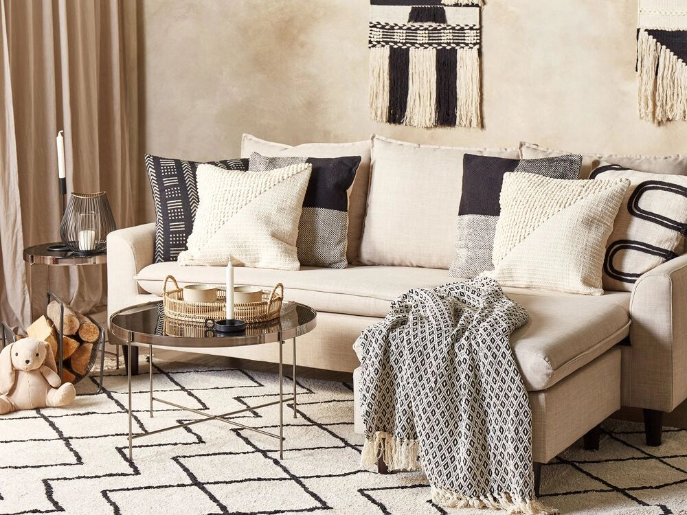 Set di 2 cuscini decorativi beige chiaro 45 x 45 cm motivo geometrico con imbottitura accessori decorativi soggiorno camera da letto