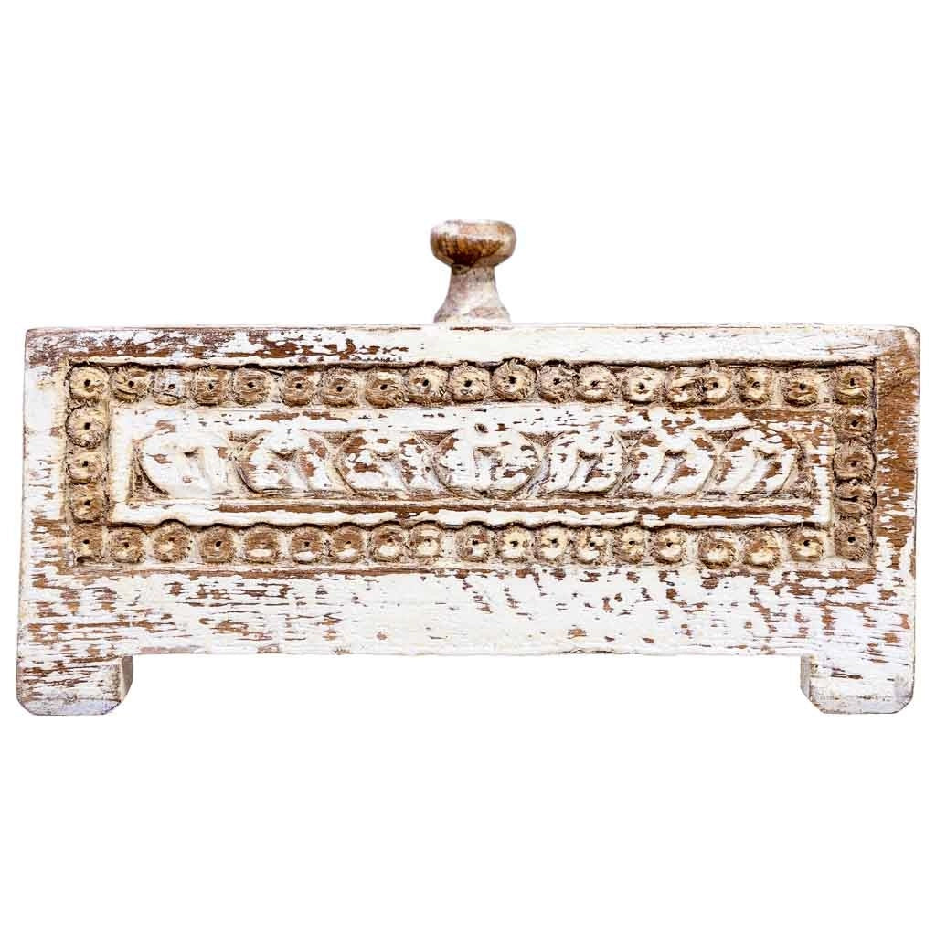 Scatola in legno intagliata con finitura bianco anticato 19x19x10h cm