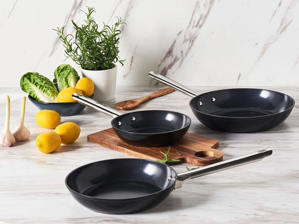 Set di 3 padelle in 3 dimensioni con rivestimento in ceramica antiaderente in alluminio nero