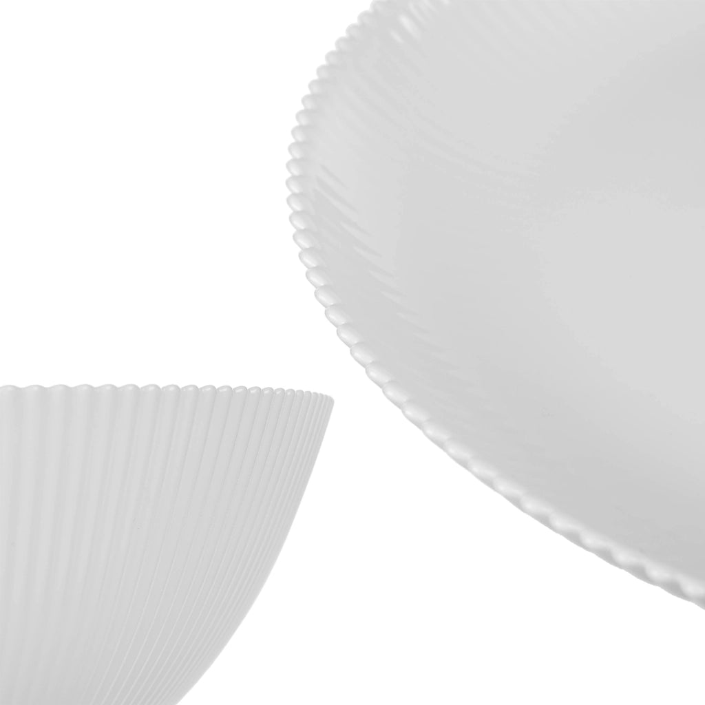 Set di stoviglie KADAX composto da 12 piatti bianchi.