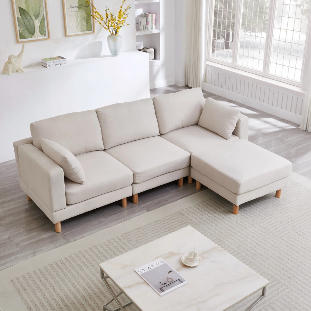 Divano angolare 3 posti con pouf e chaise longue reversibile in poliestere beige e gambe in legno 235 × 152 × 78 cm